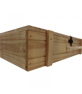 Caja de madera con cierres rústicos alistonada