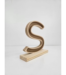 Letra S con peana decorativa en madera personalizable