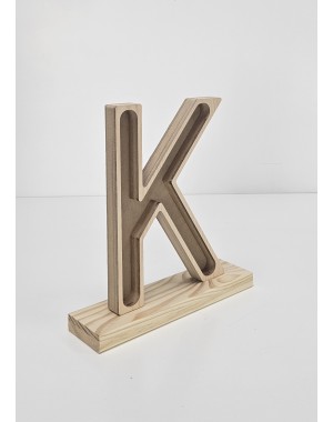 Letra K con peana decorativa en madera personalizable