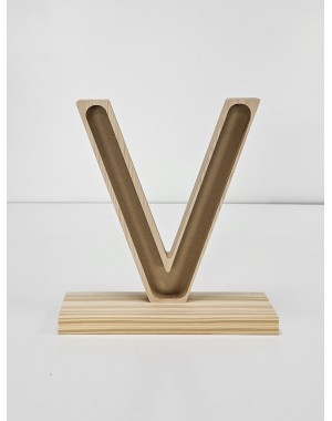 Letra V con peana decorativa en madera personalizable