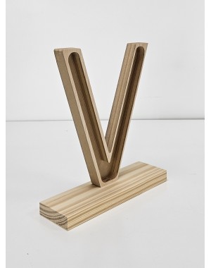 Letra V con peana decorativa en madera personalizable